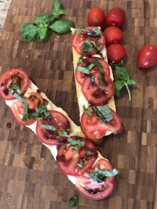 Read more about the article Blesková Bruchetta s paradajkami a mozzarellou