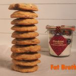 Koláčiky cookies s 3 druhmi čokoláy v dóze a karamel – v darčekovej krabičke