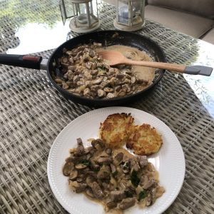Mäsko na hríbikoch – Zurcher Geschnetzeltes so zemiakovými plackami Rosti