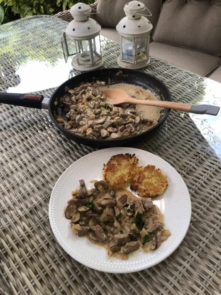 Mäsko na hríbikoch - Zurcher Geschnetzeltes so zemiakovými plackami Rosti navarila Zuzana Machová