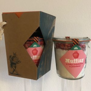 Úžasné valentínske muffiny s  jahodami a ruby čokoládou  v dóze v krabičke – NOVINKA