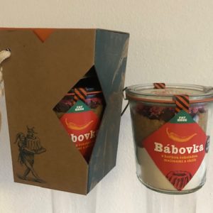 Zvodná valentínska bábovka s horkou čokoládou, malinami a závanom chili – v dóze v krabičke – NOVINKA
