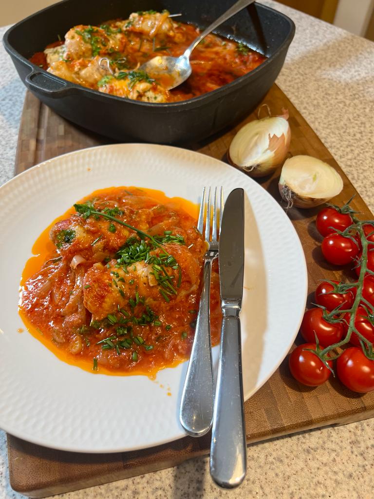 You are currently viewing Kuracie/morčacie prsia plnené bylinkovou Lučinou v paradajkovej omáčke | Zuzana Machová