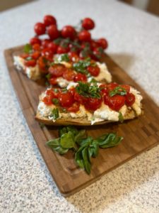 Read more about the article Bruschetta s pečenými paradajkami paradajkami burratou (mozarellou) | Zuzana Machová
