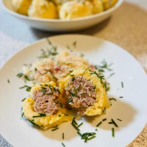 Mäsové knedličky  v zemiakovom ceste s kyslou kapustou so slaninkou | Zuzana Machová