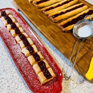 „Koľajničky“- koláčiky z lineckého cesta s marcipánom a ríbezľovým džemom | Zuzana Machová