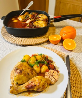 Kuracie stehienka s cesnakom a paradajkami s pomarančami a zemiakmi z jedného pekáča | Zuzana Machová