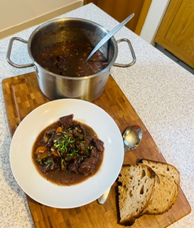 Read more about the article Boeauf Bourguignon -Hovädzie na víne | Zuzana Machová