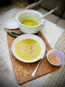 Read more about the article Polievka z mladých cukiet s vôňou kari “Soupe de courgettes au parfum de curry” | Zuzana Machová